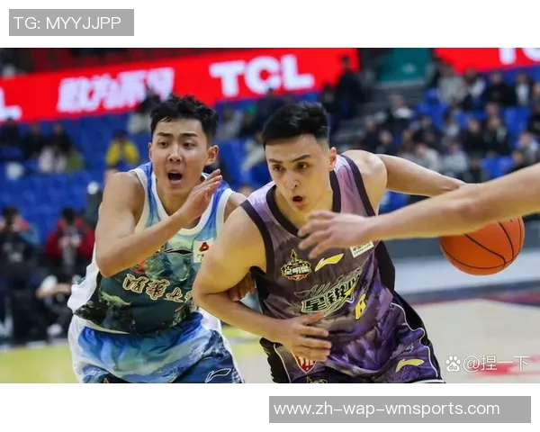 广东男篮与新疆男篮激战正酣谁能在这场巅峰对决中笑到最后